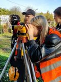 Учебная практика по геодезии: студенты готовятся к профессиональной работе